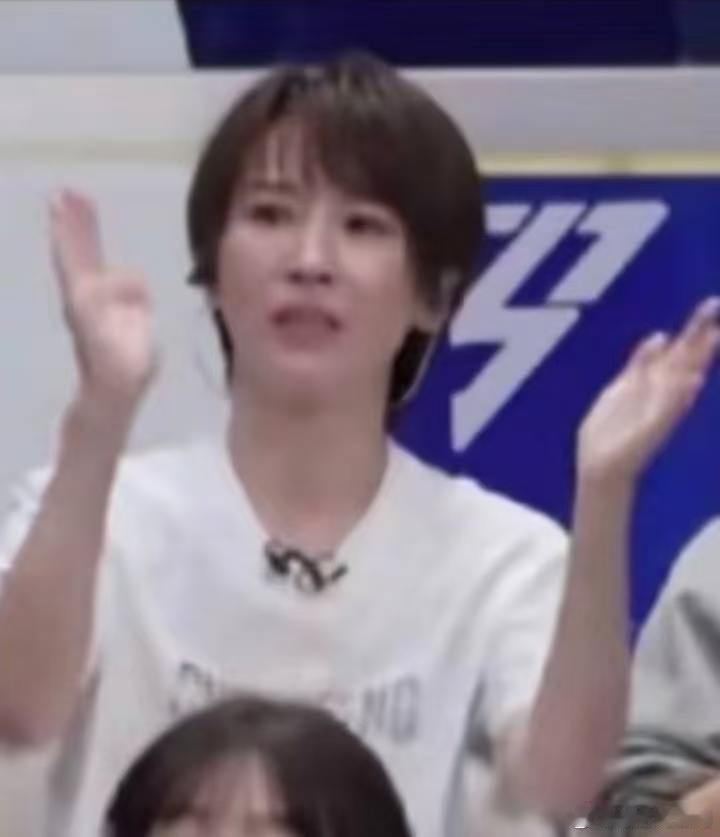 李小冉组表演时台下的谢楠乘风2026李小冉组舞台魅力拉满，谢楠在台下笑得一脸灿烂