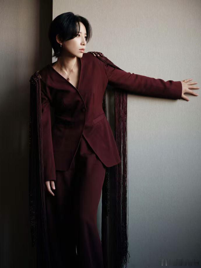 李斯丹妮新年首套高定 李斯丹妮穿高定最难得的是有记忆点，不是单纯穿衣服，而是赋予