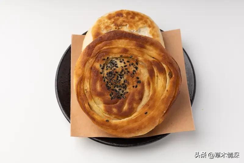 军屯锅盔这玩意儿，真的香迷糊了！它又叫“酥锅魁”“酥油千层饼”，是四川成都彭州的