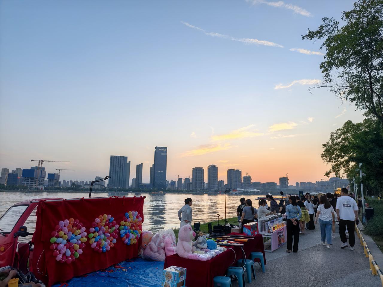 太阳下山正是喝酒的信号
暮色给灞河撒上一片金箔，灞河边的长廊就活了，帆布帐篷下，