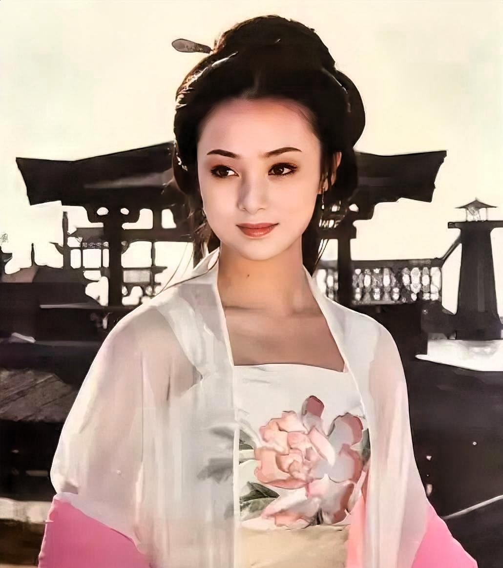 李勤勤年轻时比董洁还美，现在一个被夸回春一个被骂显老。

她23岁靠一张脸拿下《