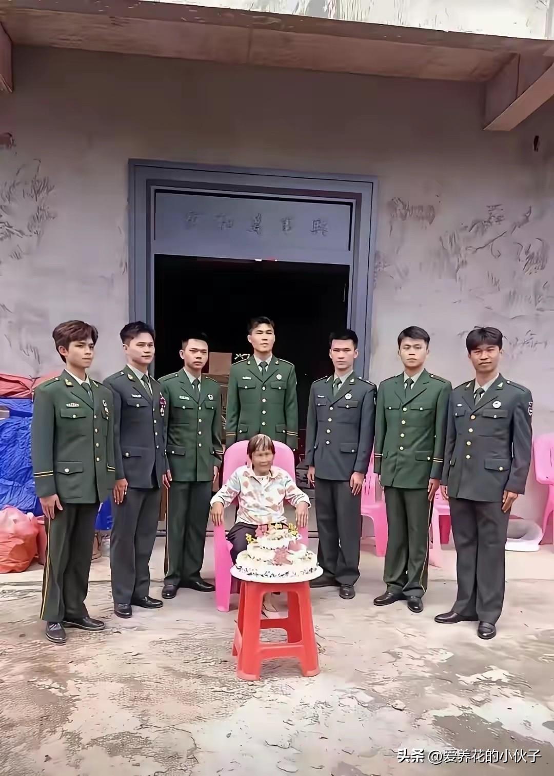 别再质疑！这张“军装祝寿”合影是真的，一门八兵，致敬军人世家！

这张合影是真实