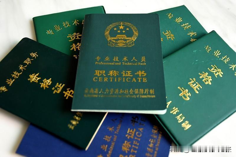 公司业务收缩时，聘用员工多考虑经济账，一般多证书优先，聊聊证书组合:
1.一建+