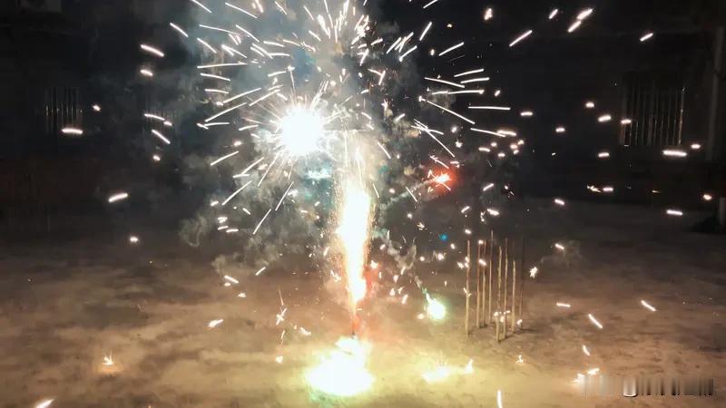 看到“年年顺顺利利”求下联，我来分享几个我觉得不错的。“岁岁平平安安”就很好，生