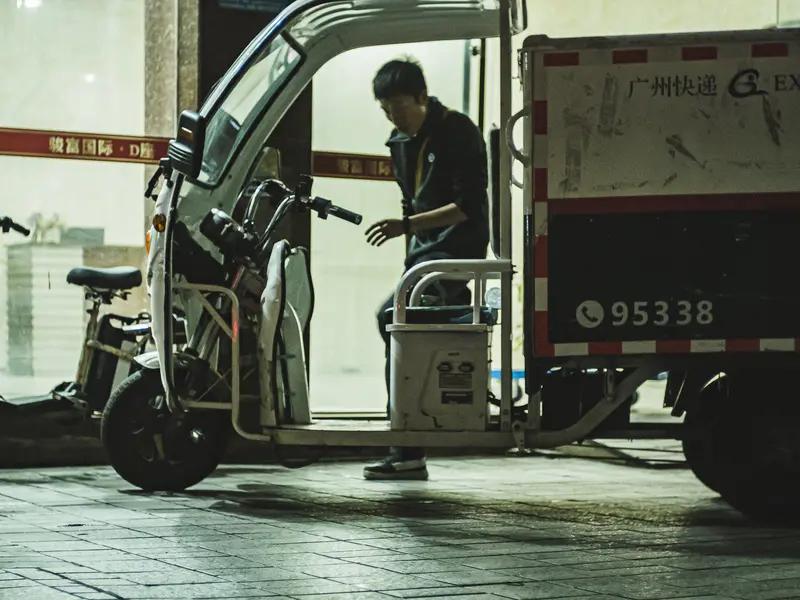 1月29号发生了一件超给力的事儿！有个快递涉及200多克黄金，收件人却不当面接收