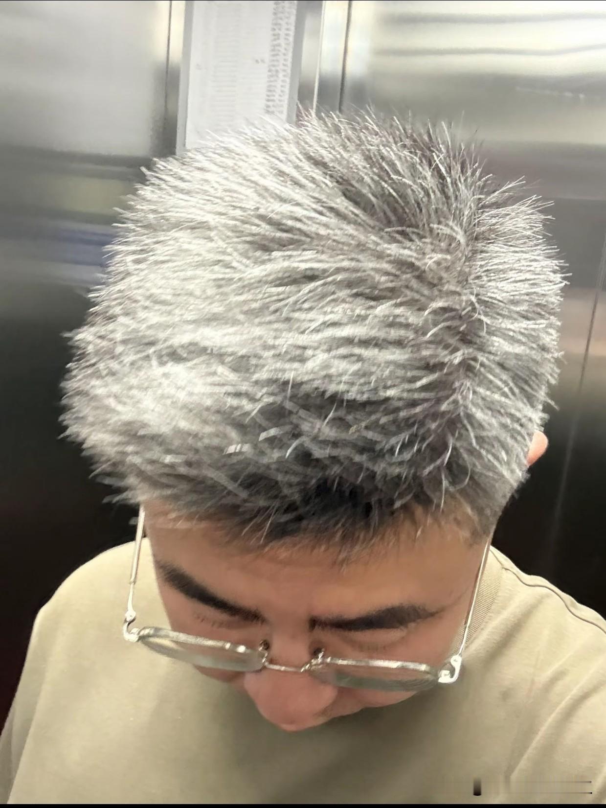 这满头白发，你一定猜不透他的年龄！
  评论区告诉我他有多少岁了？

说实话，我