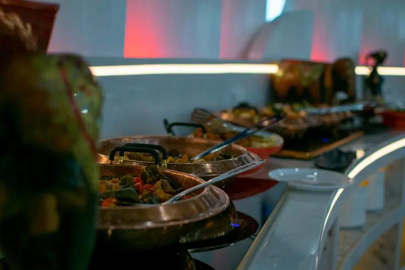一对男女花70元吃完自助餐后带走成本为100元的食物，包括：12瓶饮料、带鱼、小
