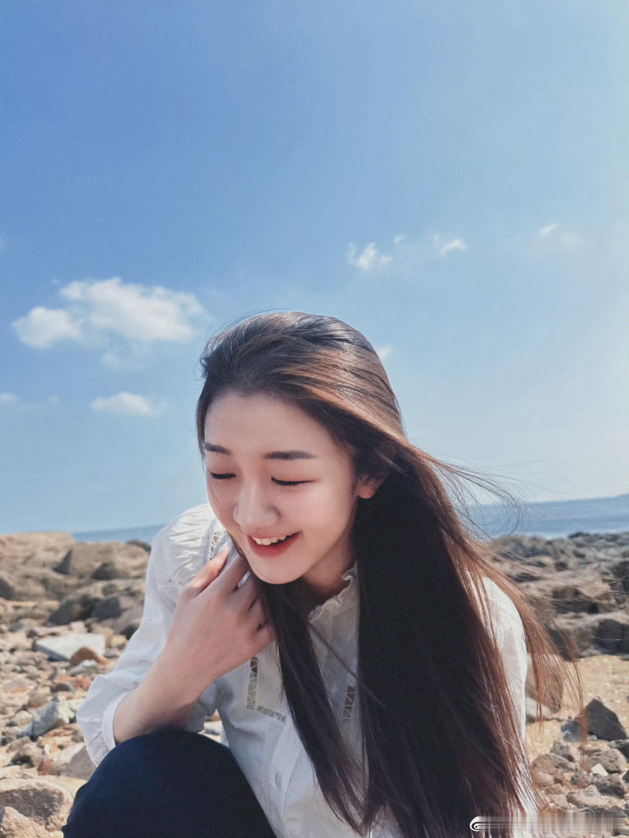 #陈梦海边美照#姐超级漂亮特别特别可爱，明明是很有女人味的一组图我咋越看这张图越