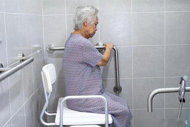 凤凰新闻【60岁后还能活多久，看排尿就知？哪些表现要警惕？看完心里有数】到了60