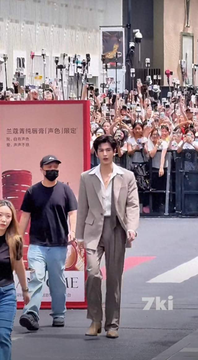 人气太高也是烦恼！张凌赫母校因安保放弃邀约