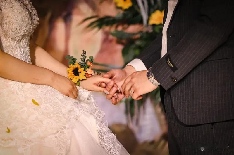 婚礼的华丽表象下，往往藏着令人疲惫的真相。那些在众人见证下的誓言，有多少能经得起