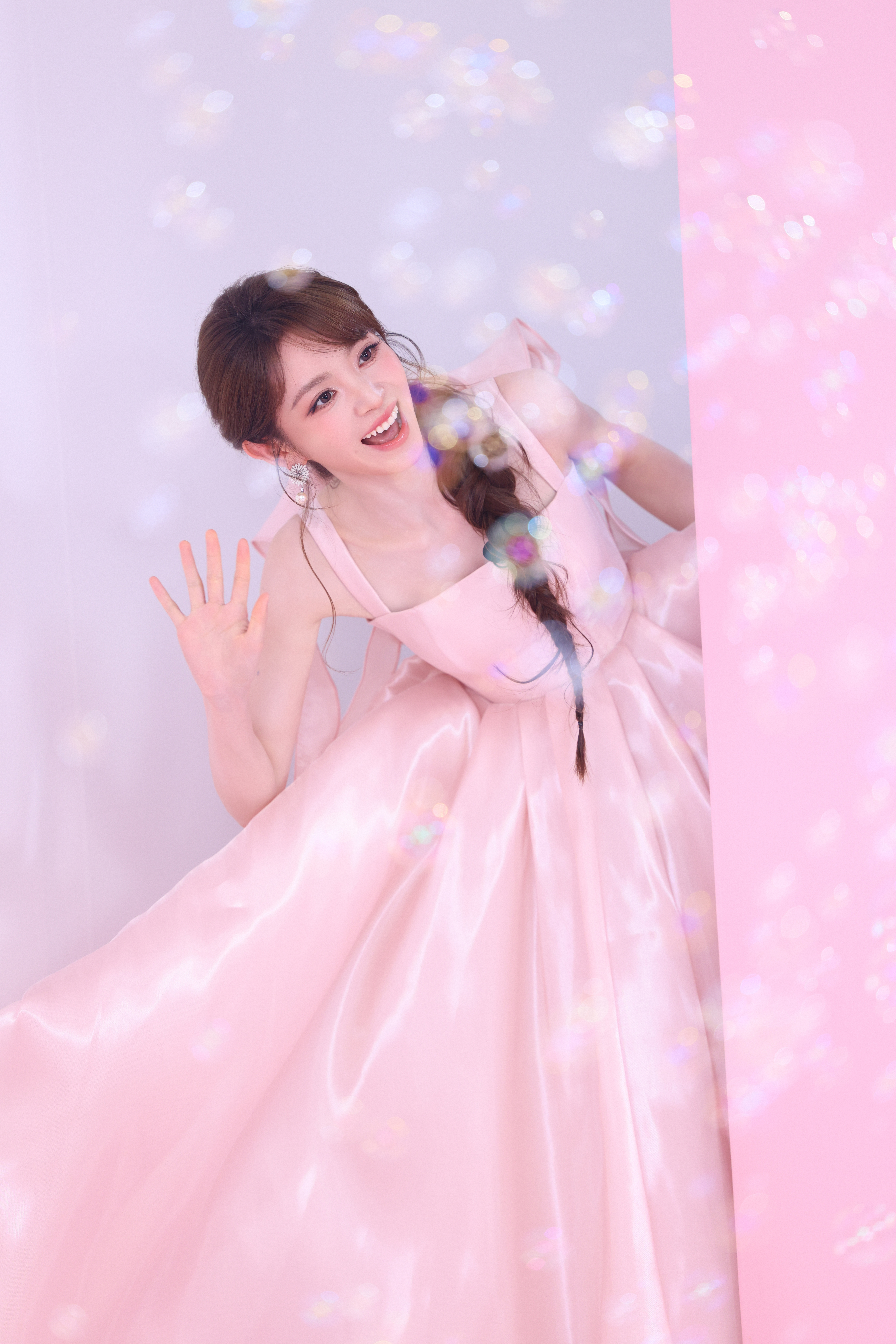 田曦薇今日高洁丝直播造型，身着VESNA  Kelly公主粉裙，秒变人间水蜜桃，