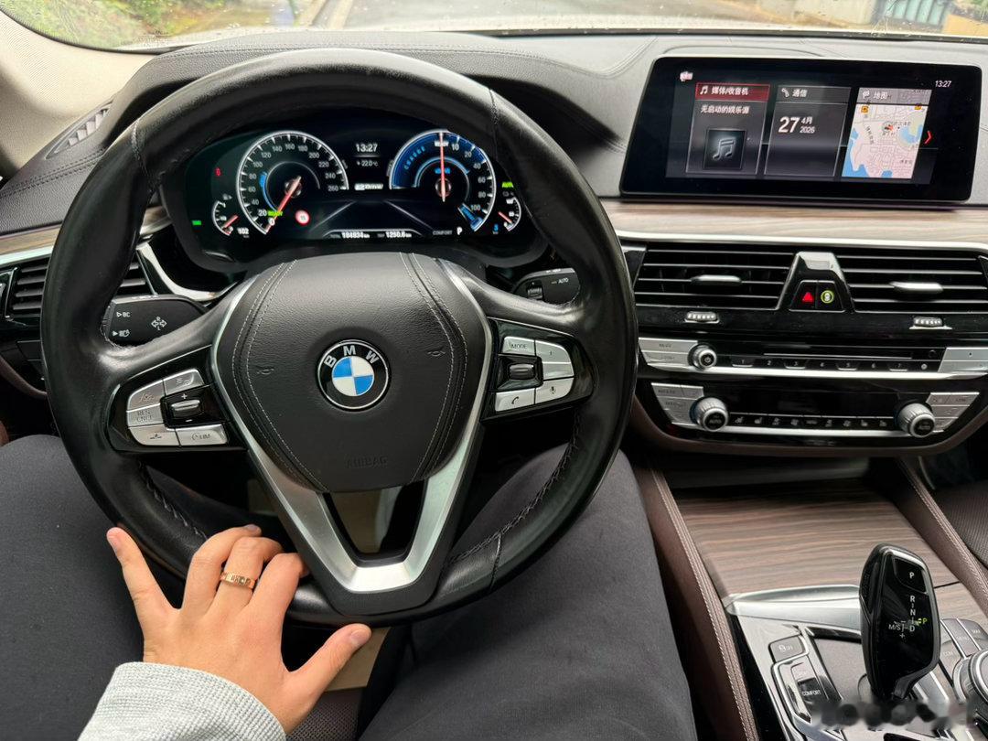 别墅区买下19年宝马530LE，一手车18.4万公里，成色真的新9万多的价格真合