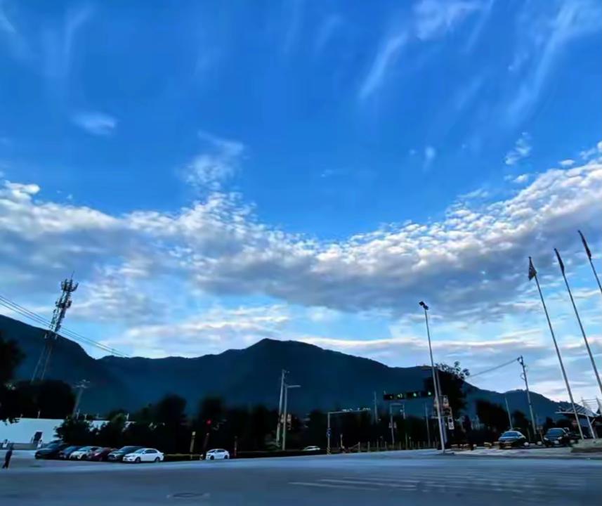 分享一张有关天空的照片陕西西安；夏日炎炎，蓝天白云、晴空万里之下，出现了天空的不