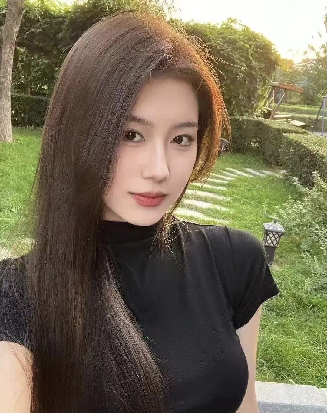 落日余晖洒在发梢，风也带着温柔的味道