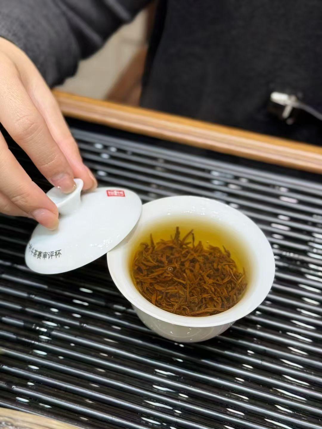 善良不会让你立刻暴富、不吃亏、不受委屈，
但它会给你三样别人抢不走的东西：
首先