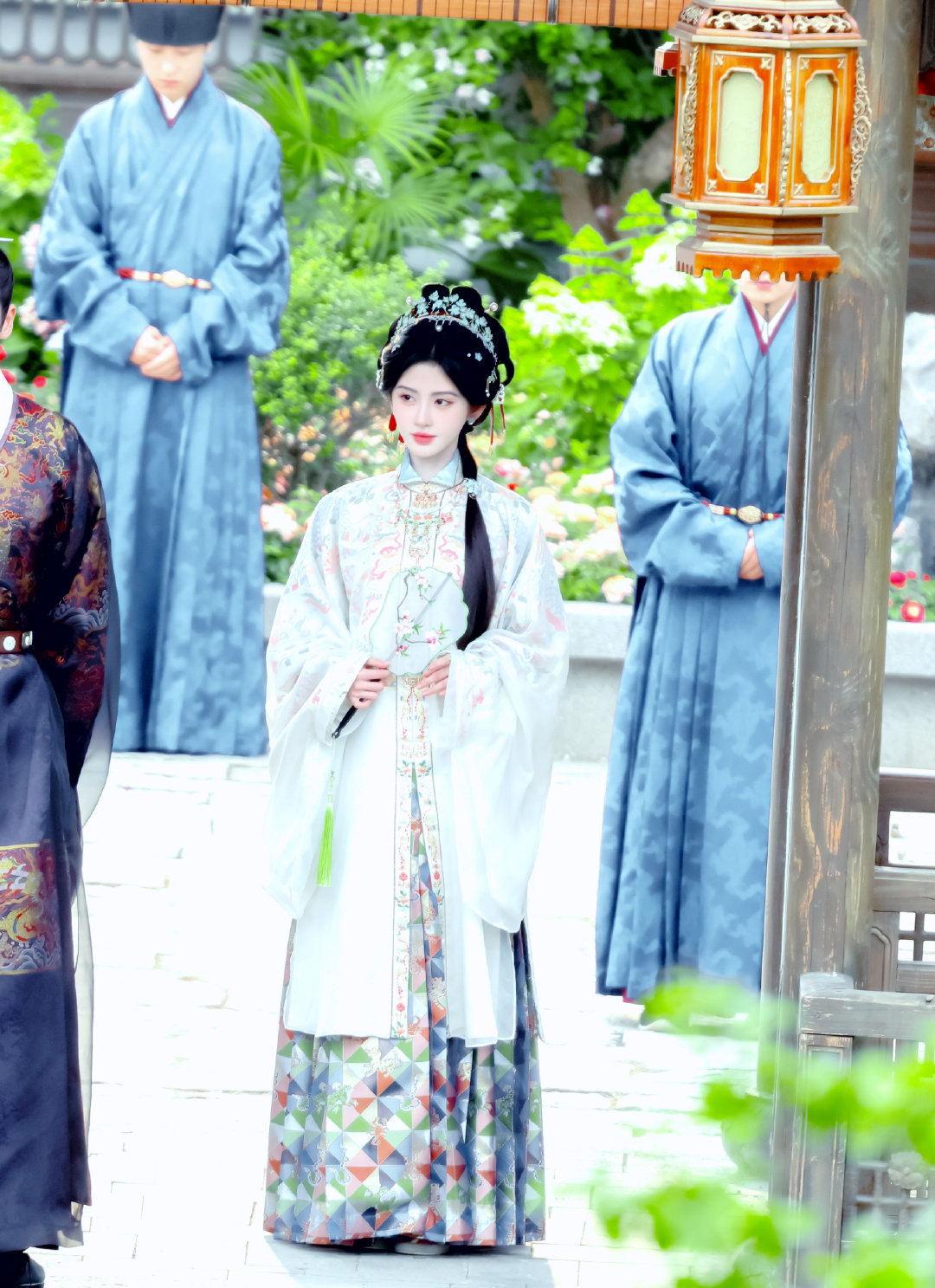 jjy鞠婧祎千香 jjy鞠婧祎姜黎非 "你是被光偏爱的,你的名字燃起我永恒的春季