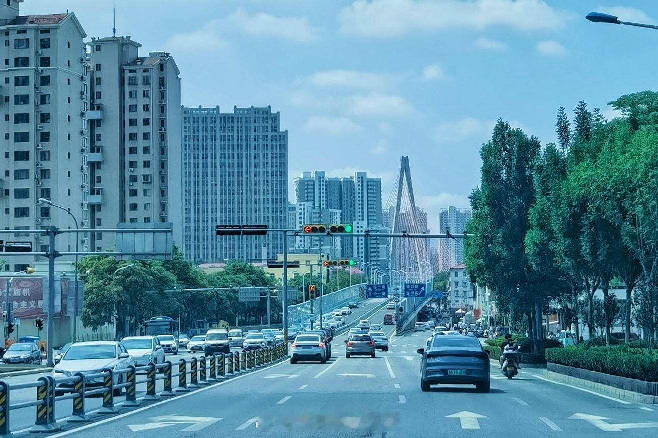 济南这个天，真的是太喜欢了，当然，如果低10℃就更棒了，对了，这个车牌不错… ​