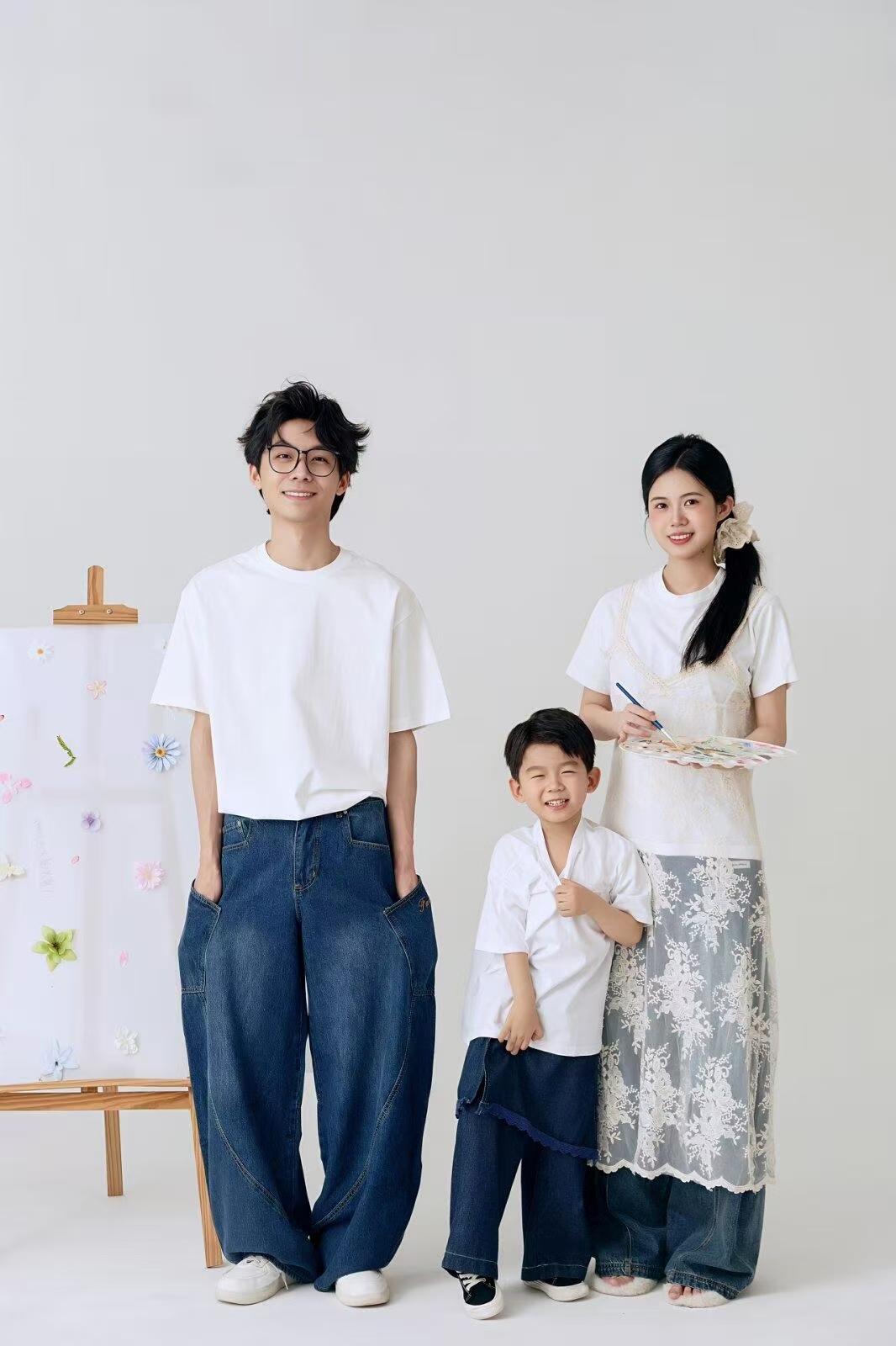韩系亲子照的魅力，是把爱藏进最寻常的日常里。🤍👨‍👩‍👧 妈妈穿着米白色