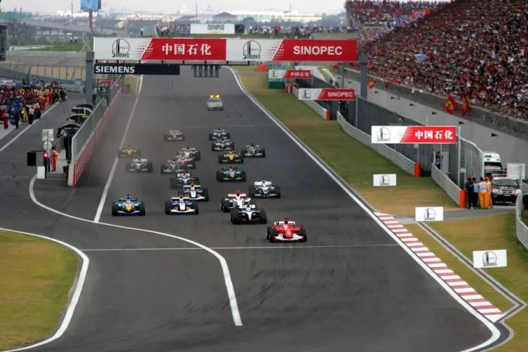 在今年的2026赛季最大的看点在于，F1迎来重大技术变革，随着凯迪拉克车队正式加