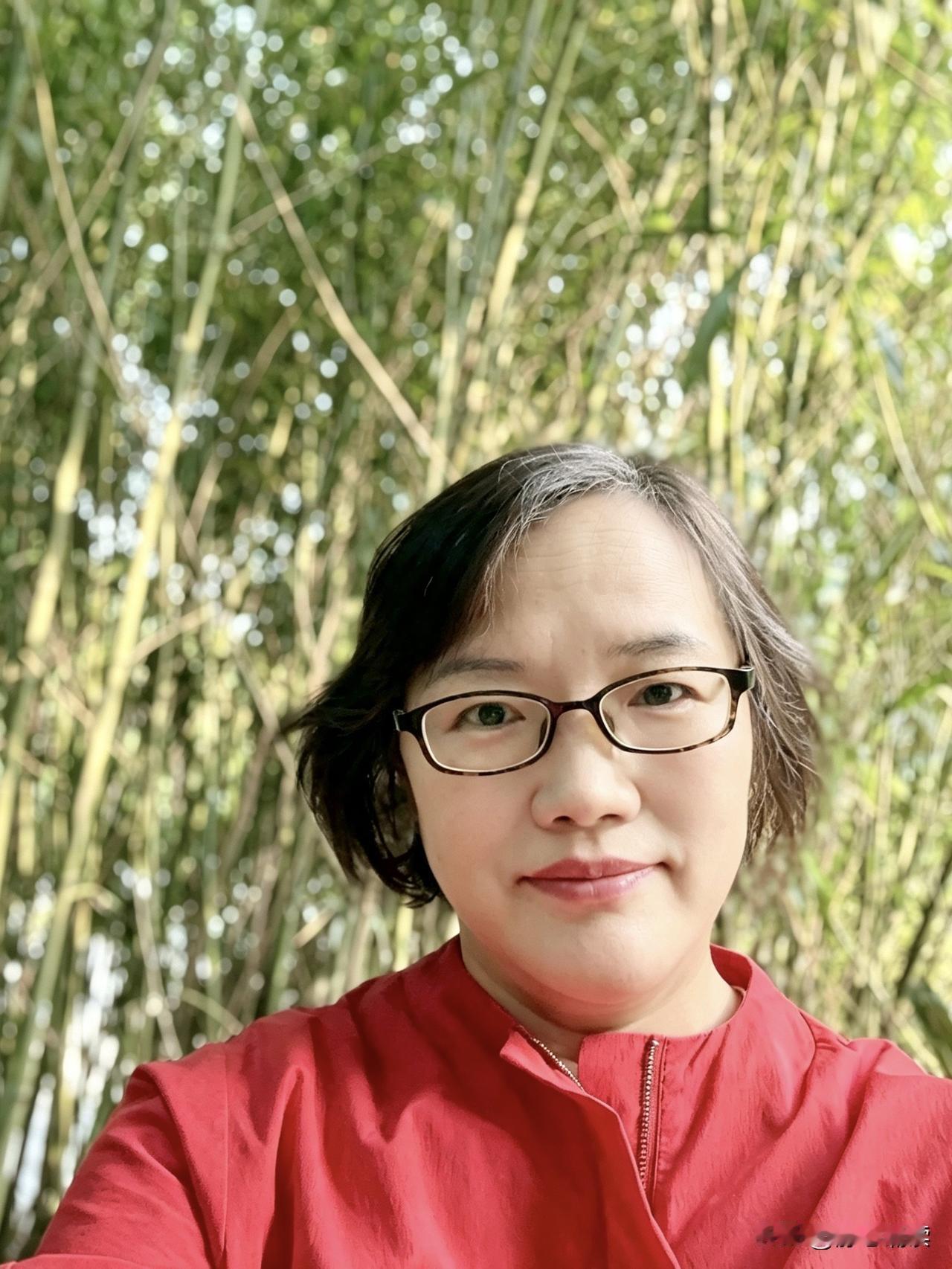 金秋十月的北京，气候宜人，是北京最舒服的季节。
下午在小区里遛弯，平时在网上看了