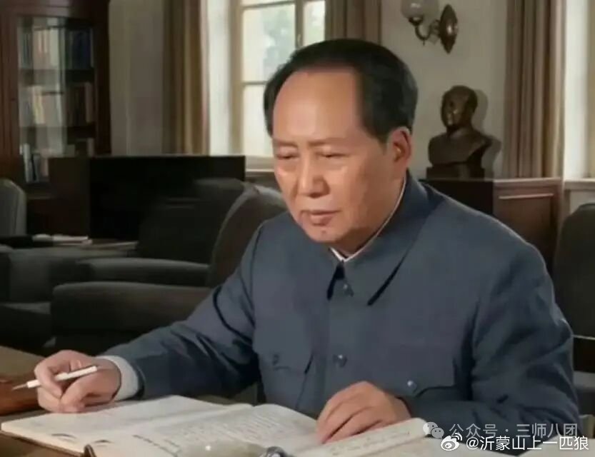 【清平乐·伏案谋篇】清平乐·伏案谋篇长笺铺展，静对山河远。笔底千钧凝素卷，眼底风