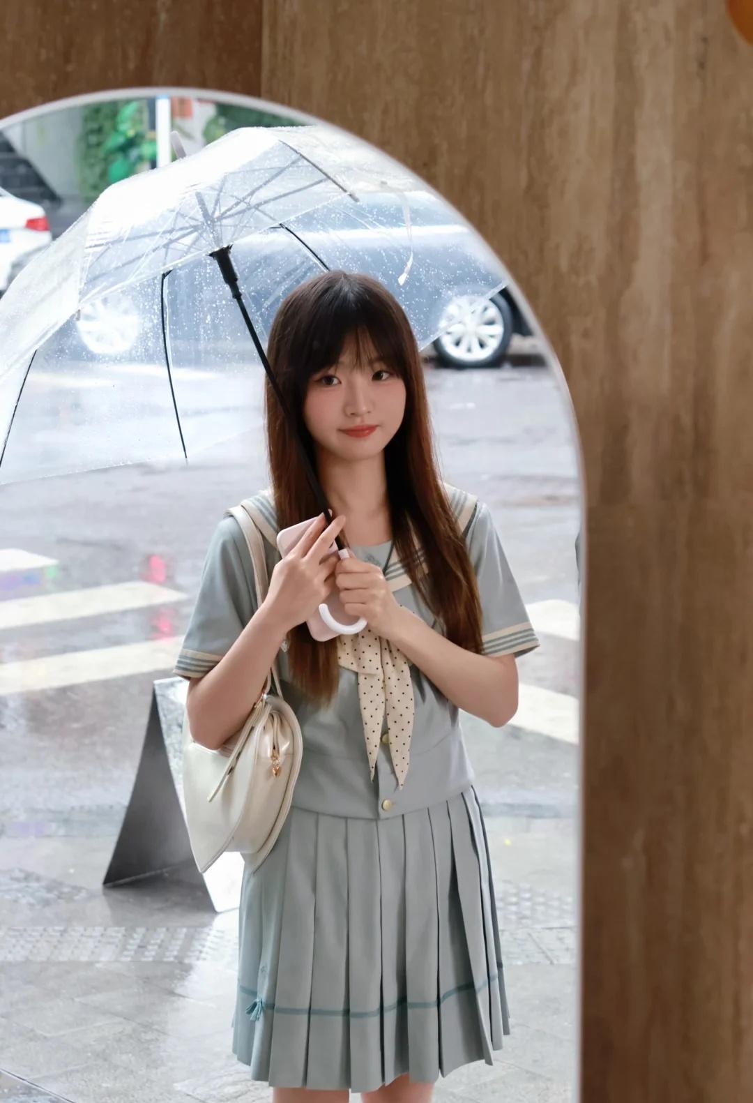 合肥为什么为什么要下雨☔️
出门前辛辛苦苦夹头发卷刘海
一出门直接全部塌掉[流泪