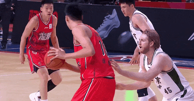 徐昕背打马内克轻松打进，撞这两下很硬气



徐昕面对南京大外援马内克，身高优势