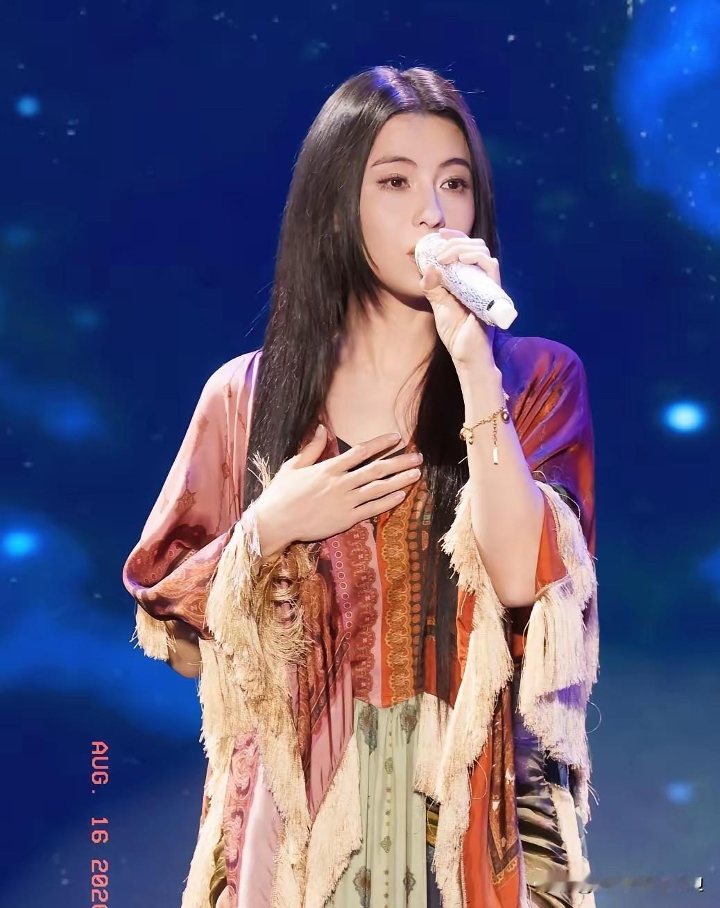 家人们谁懂啊！昨天看到张柏芝在青岛拼盘演唱会舞台上的照片，我真的是狠狠惊艳了一把
