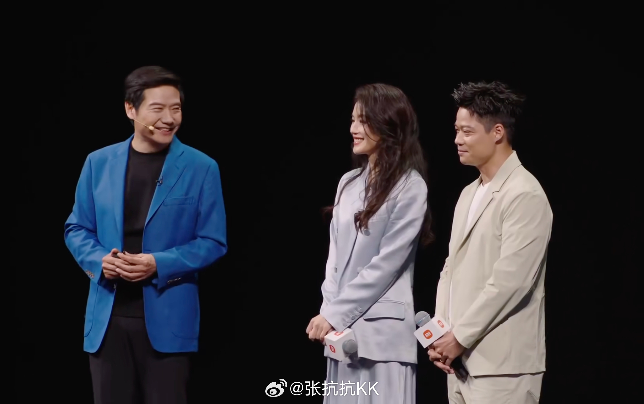 雷军：广告片看完，让我们用最热烈的掌声。。。请。。。新一代SU7登场！都以为两位