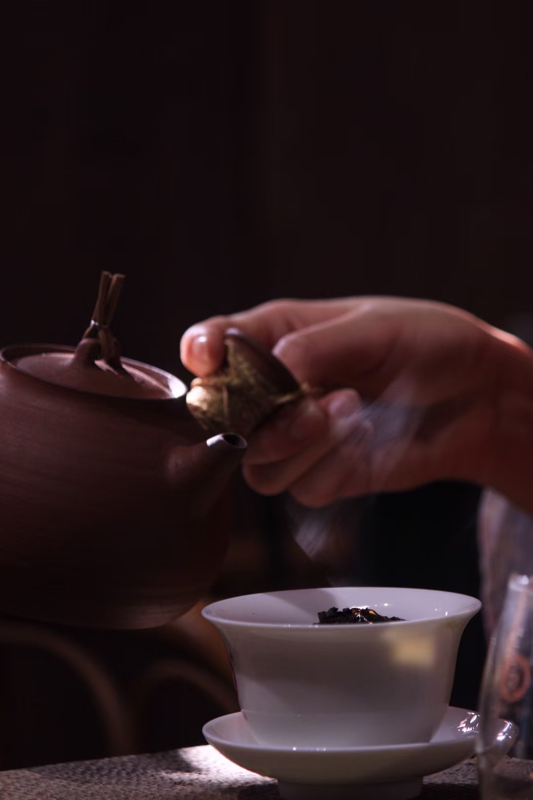 品茶赏器交友  夏日与茶，从来不是简单的消暑解渴，而是一场浸润身心的五感对话，于