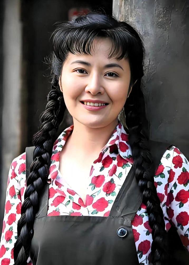 这位美女好美！两条粗麻花辫子，一身红碎花衬衣，笑容干净透亮，年代感扑面而来。
 
