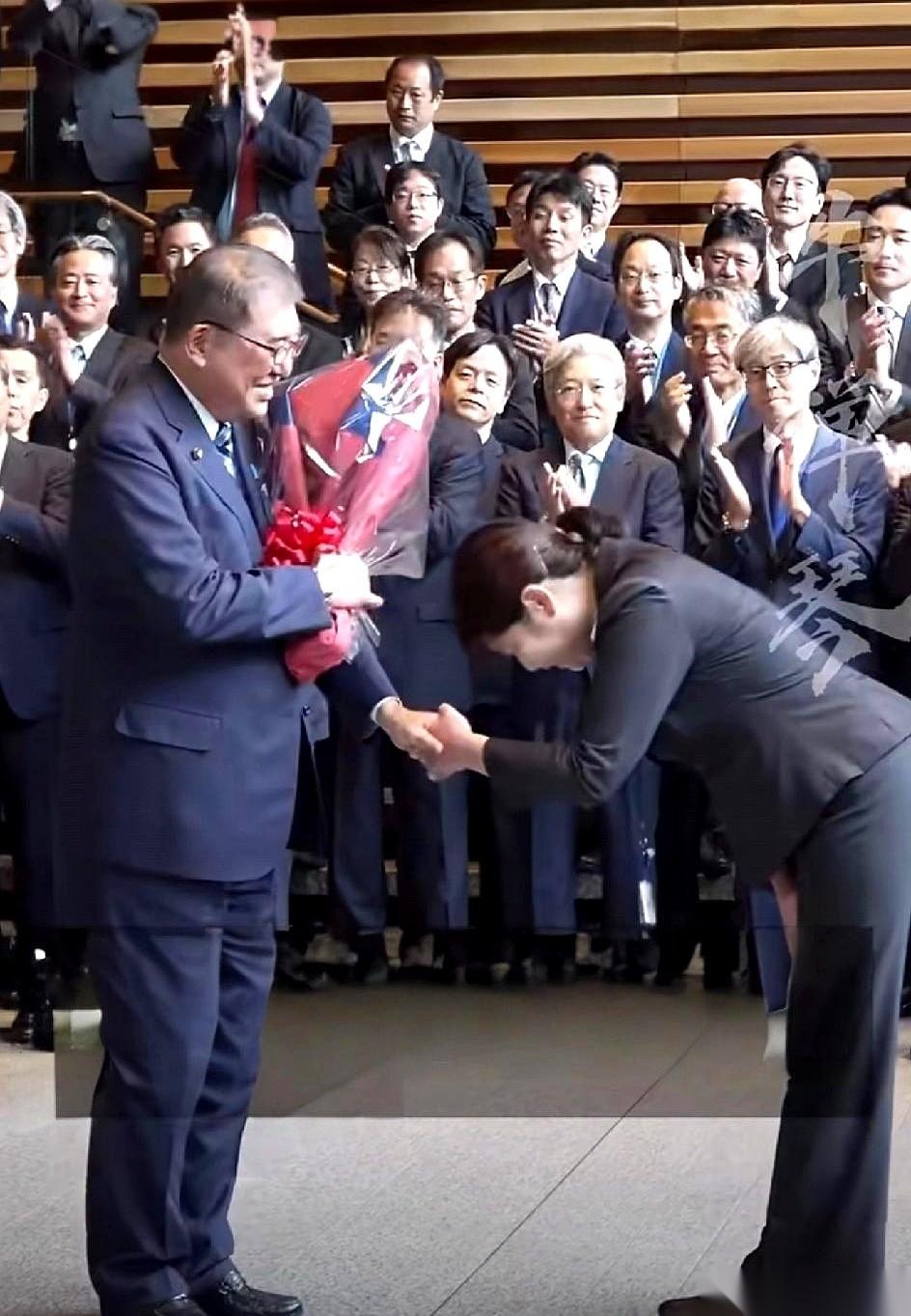 当了386天首相，他一张笑脸都没给过。
结果辞职那天，笑得比谁都开心。
真的，看