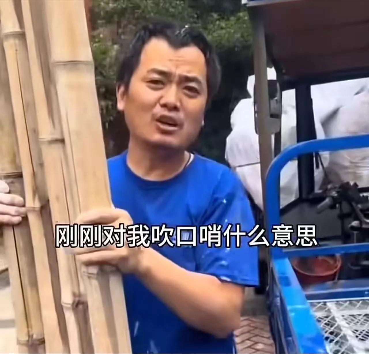 装修师傅对美女吹口哨，美女一路狂追堵人怒斥：“你家里没老妈没女儿吗？”路人劝“算