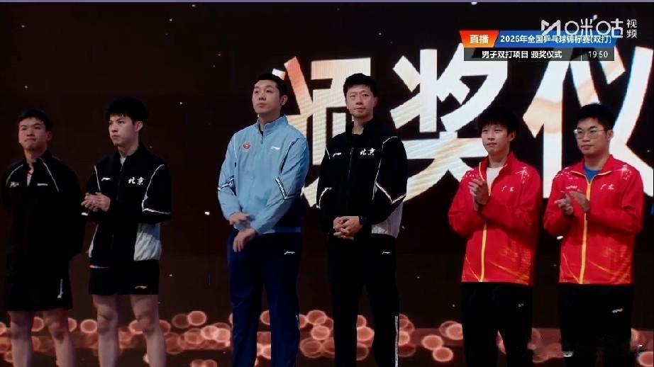 果不其然！今晚马龙和许昕获得了全锦赛男双的冠军！退役球员战胜了现役球员，年长者战