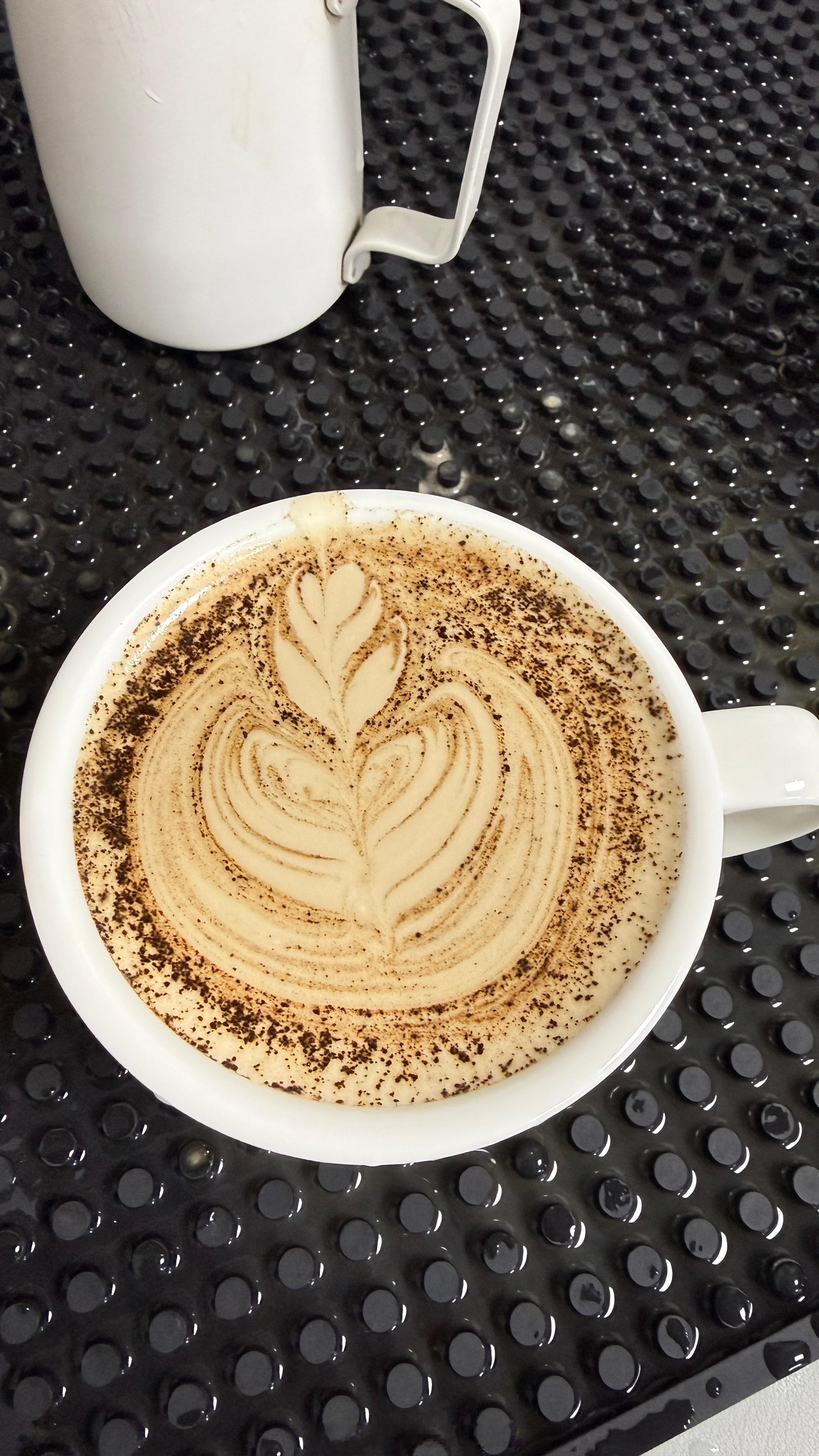 今天开始练压纹郁金香了我争取一个星期搞定练习奶没问题，还有鲜奶的坎练了两个小时，