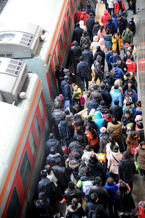 春运期间，北上广机场迎来暖心一幕。到达大厅挤满等候的年轻人，手捧鲜花、翘首以盼，