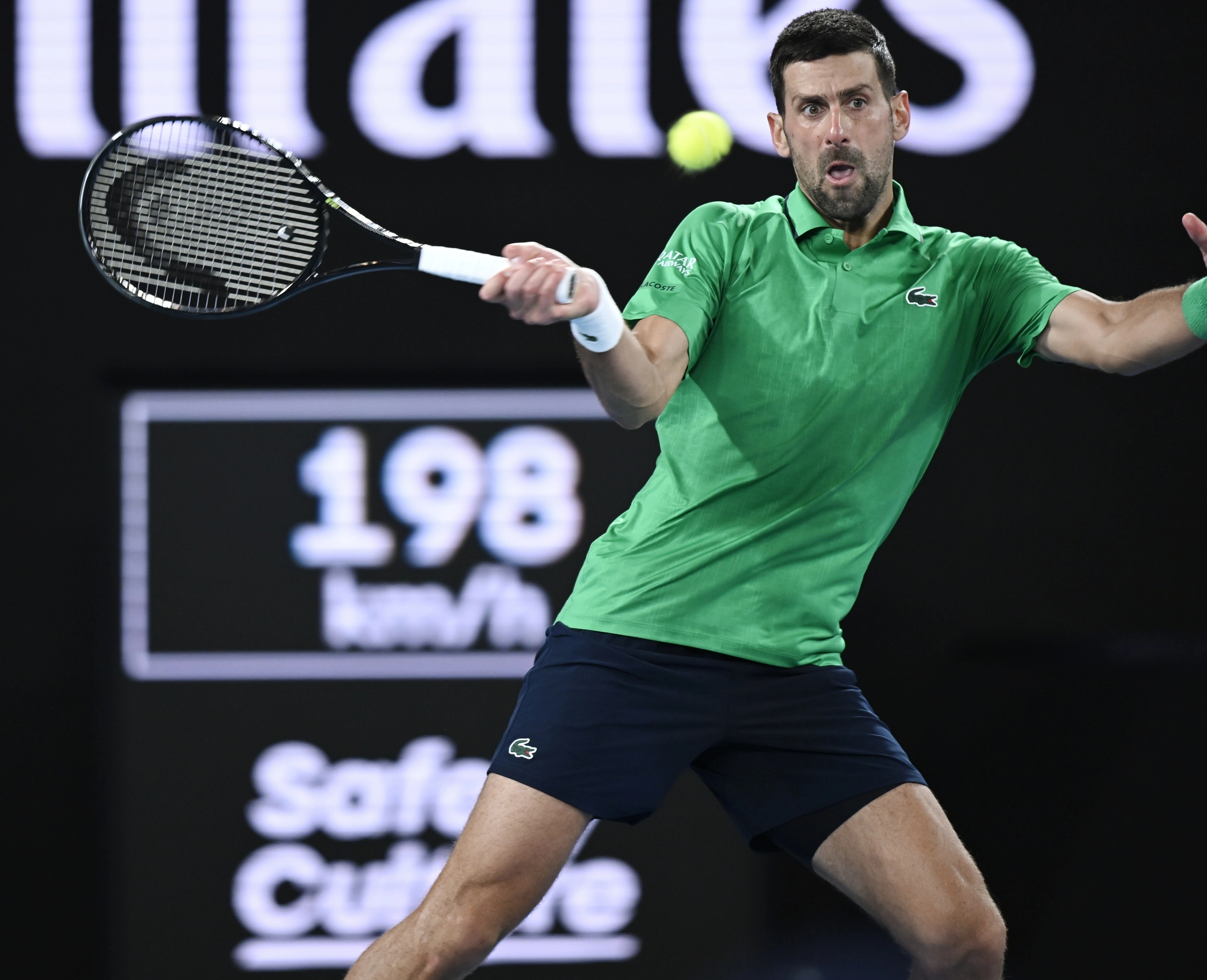 德约科维奇3比2辛纳澳网男单半决赛，德约科维奇3-2战胜辛纳，时隔三年重返澳网决