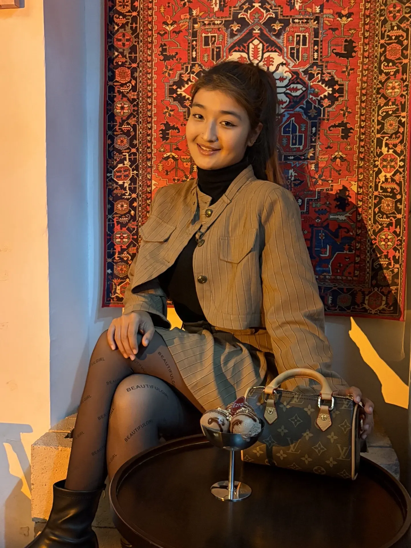 我一个人坐了好久好久，想起了好多事，突然很怀念以前的自己，回头看看自己...