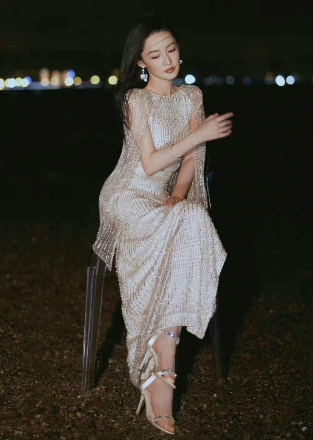 李沁这组夜色中的写真，真的是婀娜多姿，高挑曼妙，尽显迷人魅力！李沁清冷感