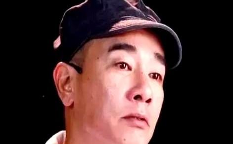 2018年，陈小春说，“小时候家里穷，吃不上饭，就把弟弟卖了3000块钱，”卖完