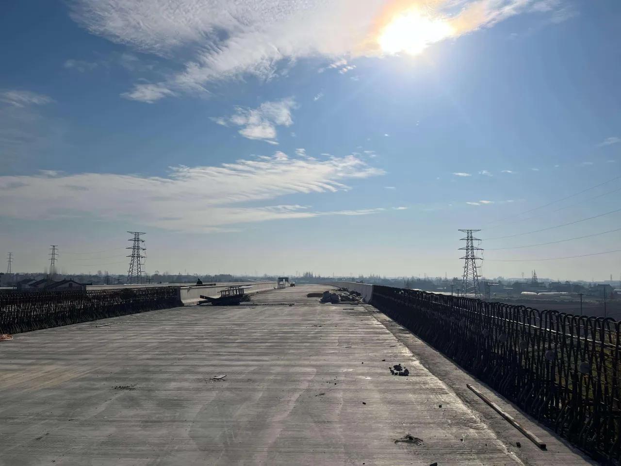 江苏盐城：东兴高速东延工程重要进展
时序入冬，寒意渐浓，东兴东延工程已全面启动冬