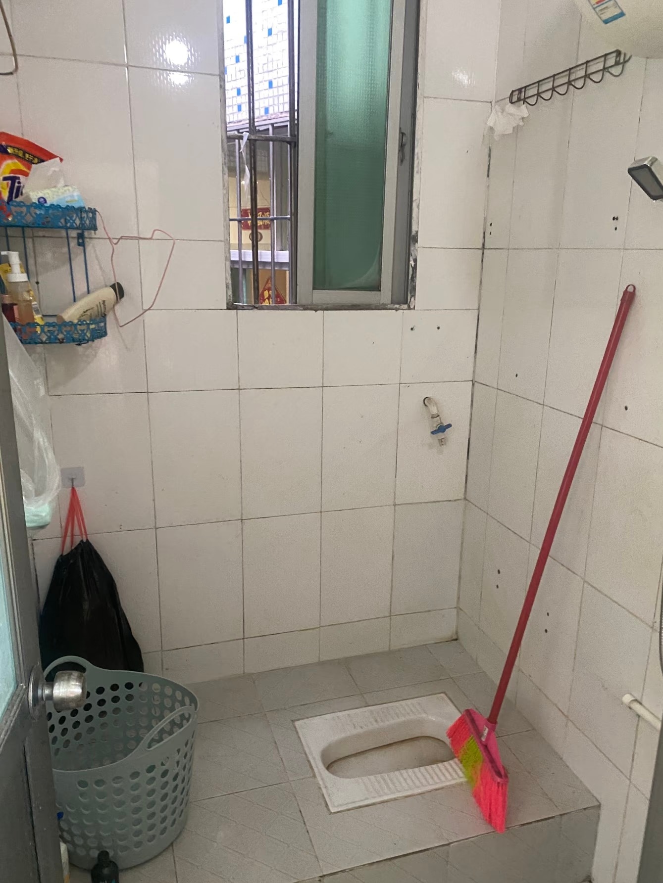 离谱，一个朋友和我说，他住的也是深圳城中村，厕所的蹲便，没有水冲，用完之后呢，自