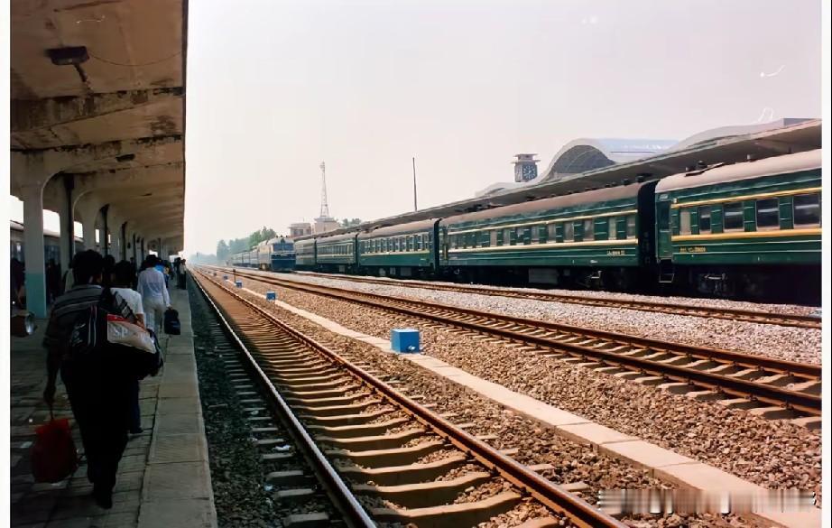 历史老照片之京九铁路菏泽火车站。照片拍摄在2004年，距今也有二十多年了。那时的