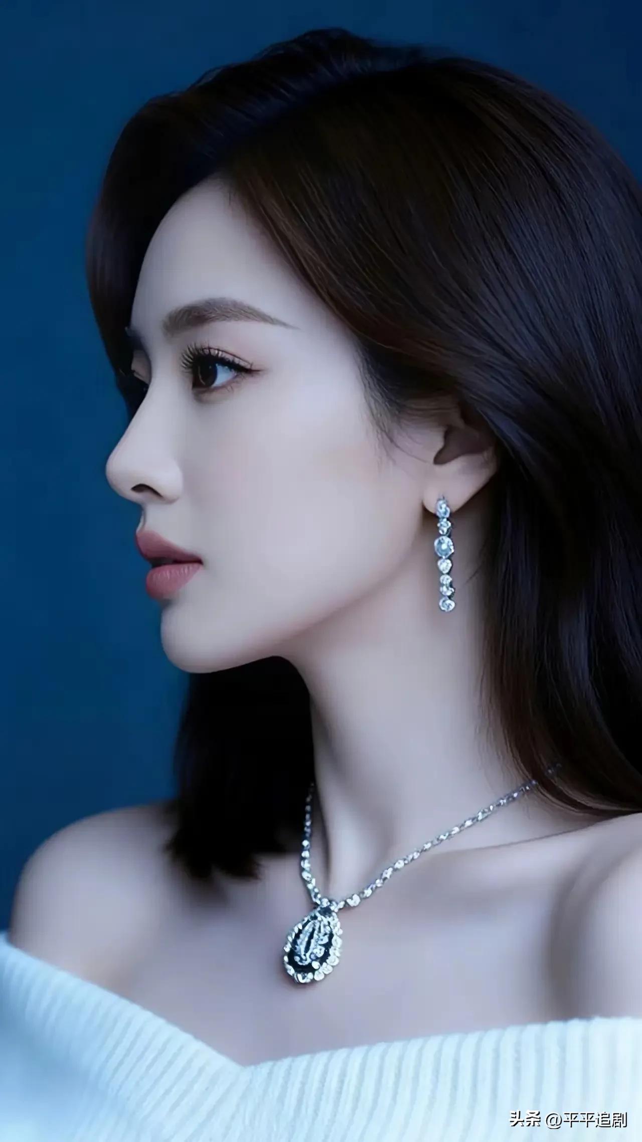 什么年龄段的女人最有女人味?
冷调蓝幕下，白针织露肩衫衬得肩线柔和，钻饰项链与耳