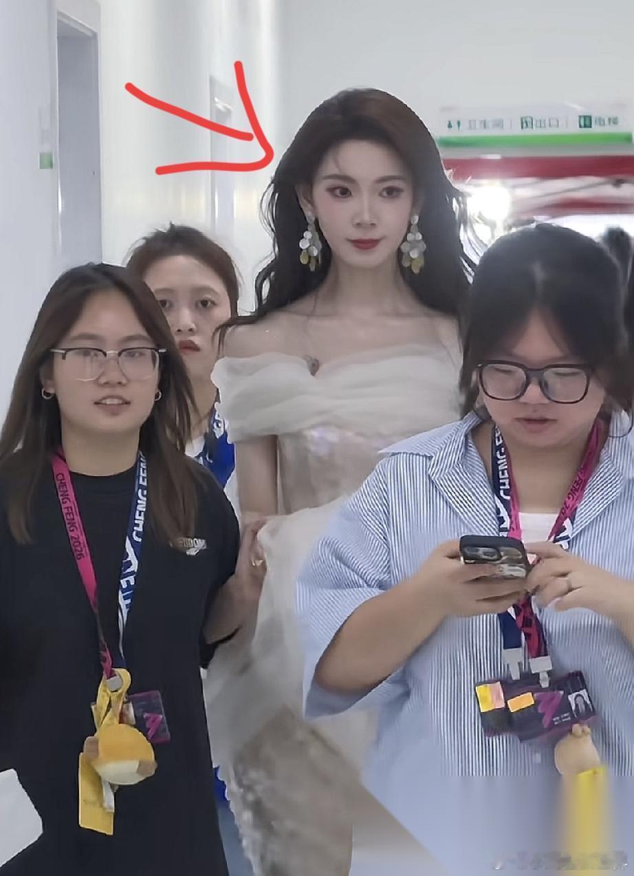 以前一直知道陈瑶长得美 但是万万让我没想到 她居然这么能藏，演了这么多年娇小女孩
