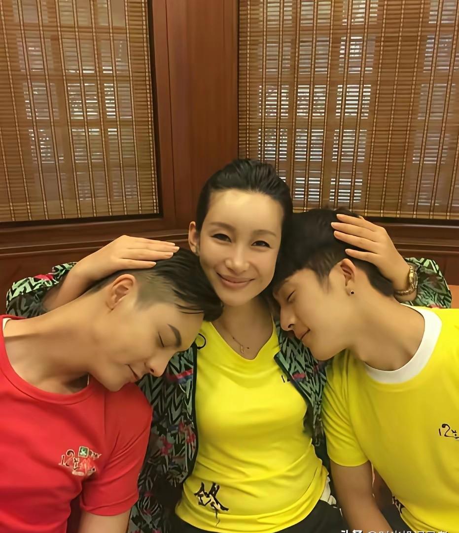 秦海璐一个眼神，陈伟霆井柏然当场缴械。
她在《花儿与少年》里没摆大姐架子，直接蹲