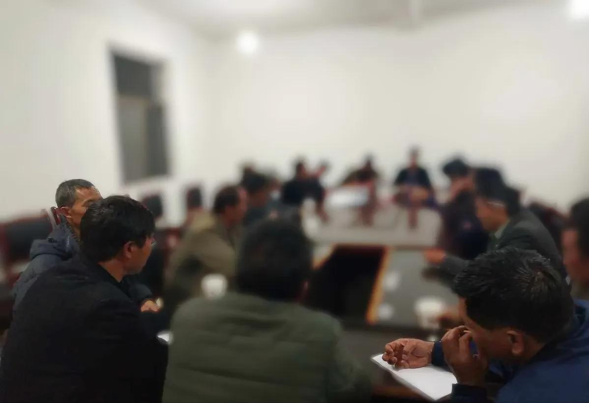 “有话好好说啊...”河南，一村民到村委开会，与村主任发生了口角，该村民情急之下