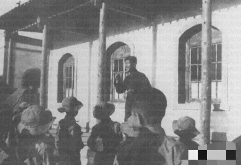 1938年，特务去小学抓地下党员杨文海，谁知刚到校门口，恰巧就碰到杨文海，特务赶