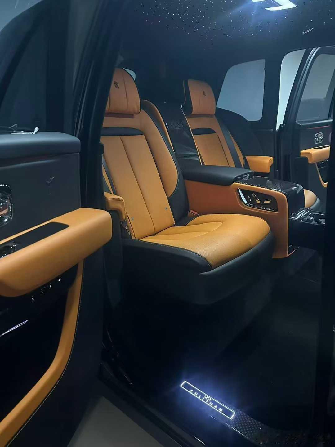 劳斯莱斯库里南BB版，四座满天星，特殊配色黑/爱马仕橙，高定版配置 